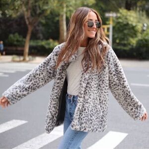 SOMETHING NAVY Light Grey Leopard Faux Fur Coat